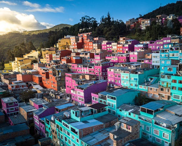 Casas coloridas en un barrio de Bogotá Colombia