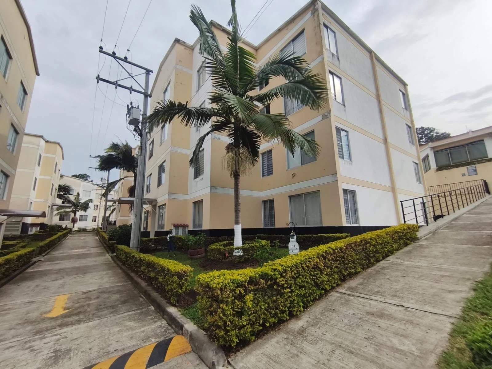 CONJUNTO CERRADO LOMALINDA PISO 4 SIN ASCENSOR APARTAMENTO